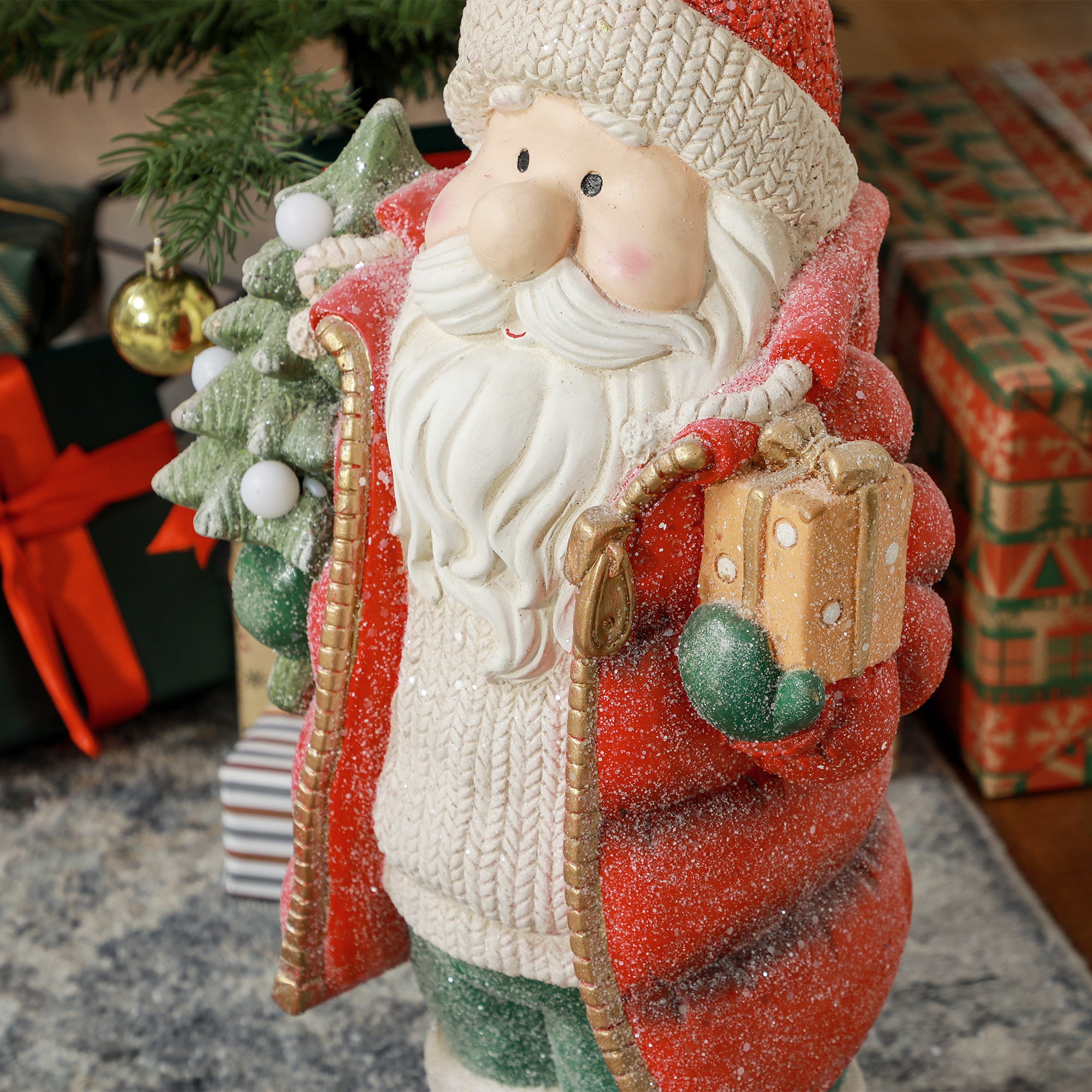 4goodz Kerstman beeldje 50 cm met boom en cadeau- 3 warm witte LED's werkt op batterijen