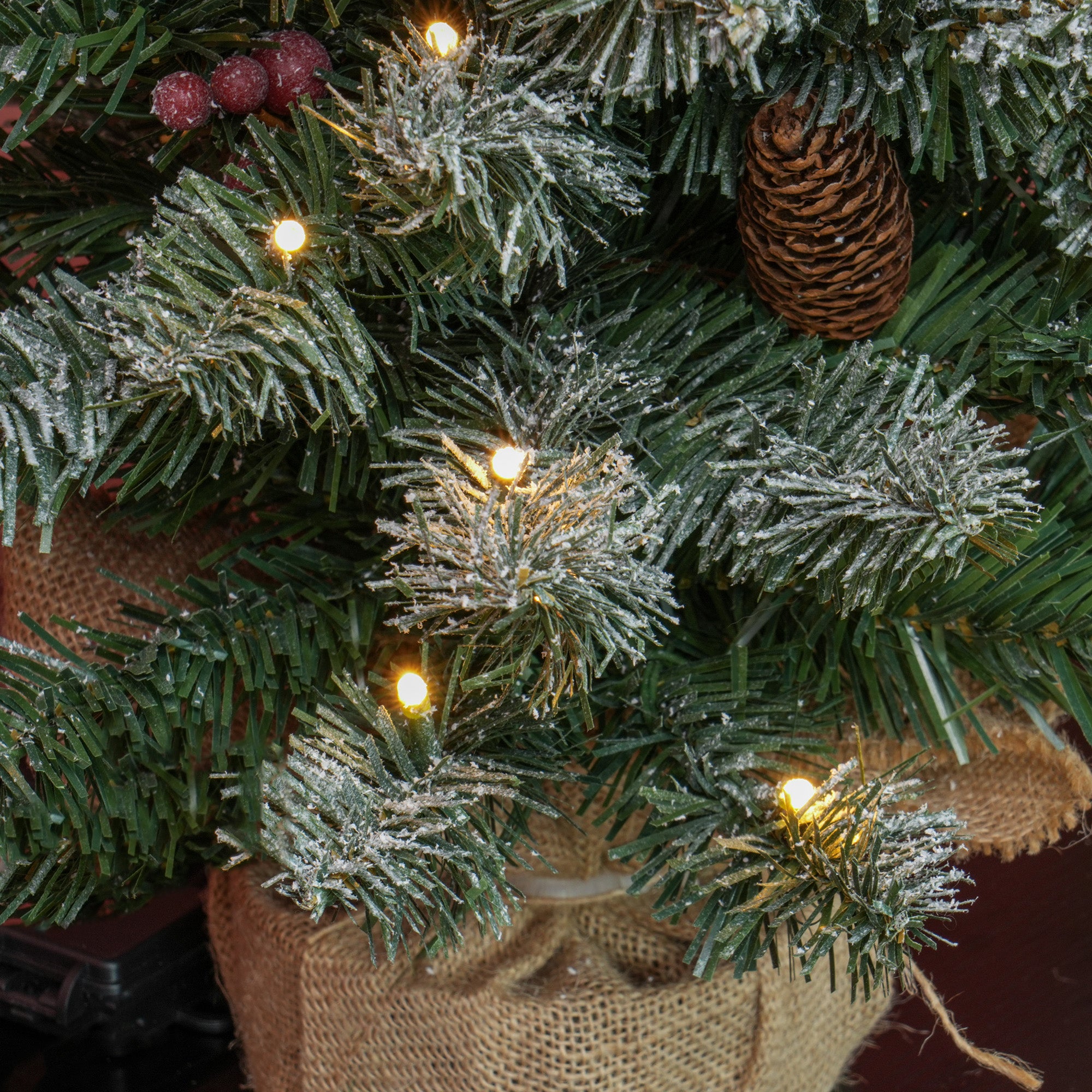 Mini Kerstboom met LED verlichting, 60 cm, dennenappels en bessen