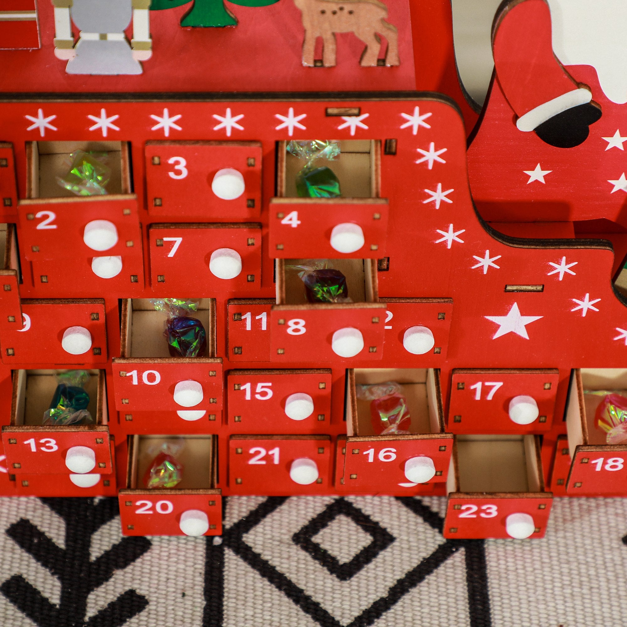 Homcom Adventskalender Kerstman met Slee - 24 laden - Herbruikbaar -22x8x36 cm - Rood