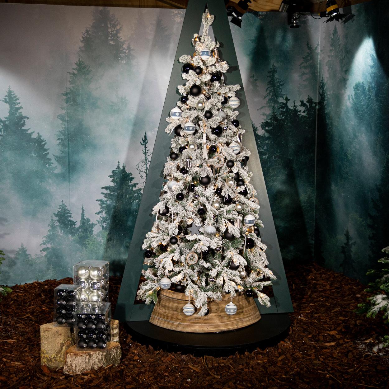 Christmas tree Excellent Trees® LED Varberg Green 150 cm - Luxury version - 170 lights
