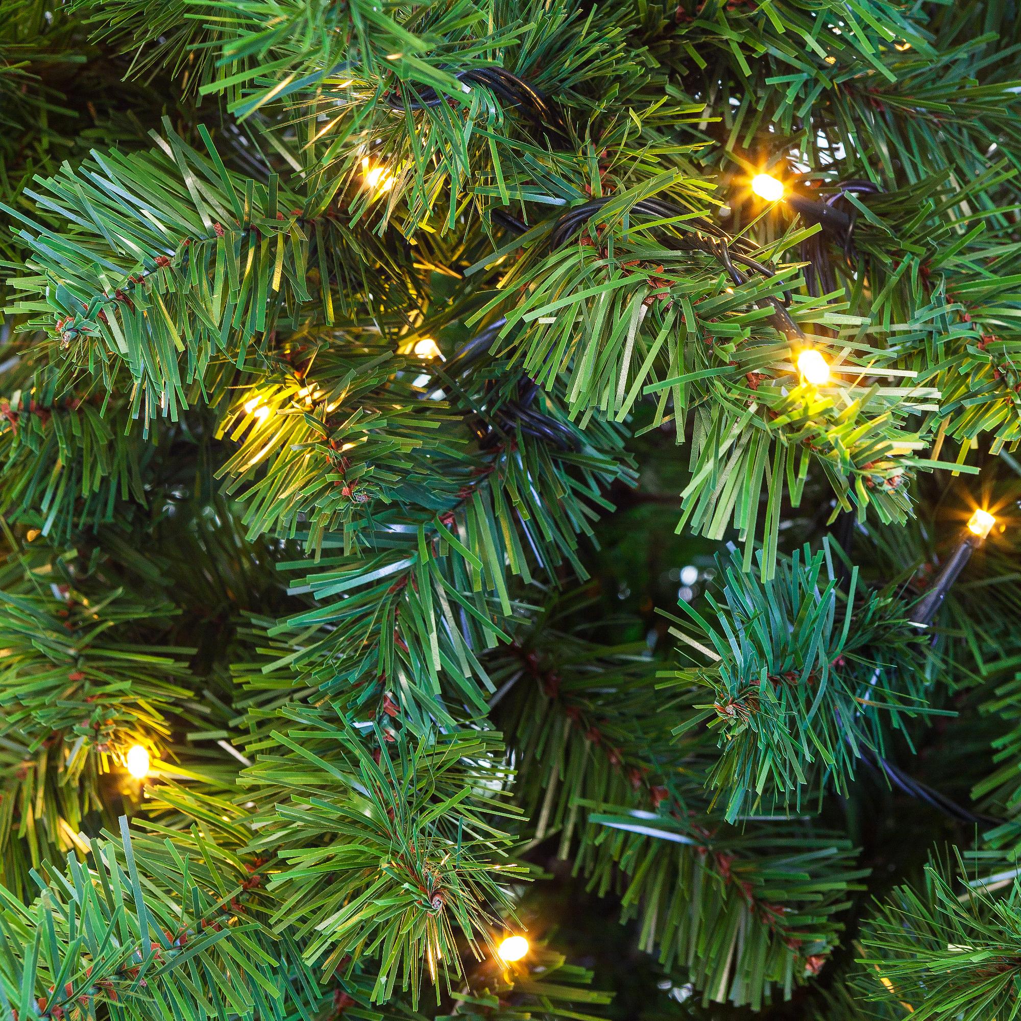 Kerstboom Excellent Trees® LED Stavanger 240 cm met 650 LED Lampjes  - ⌀140cm - ↕240cm