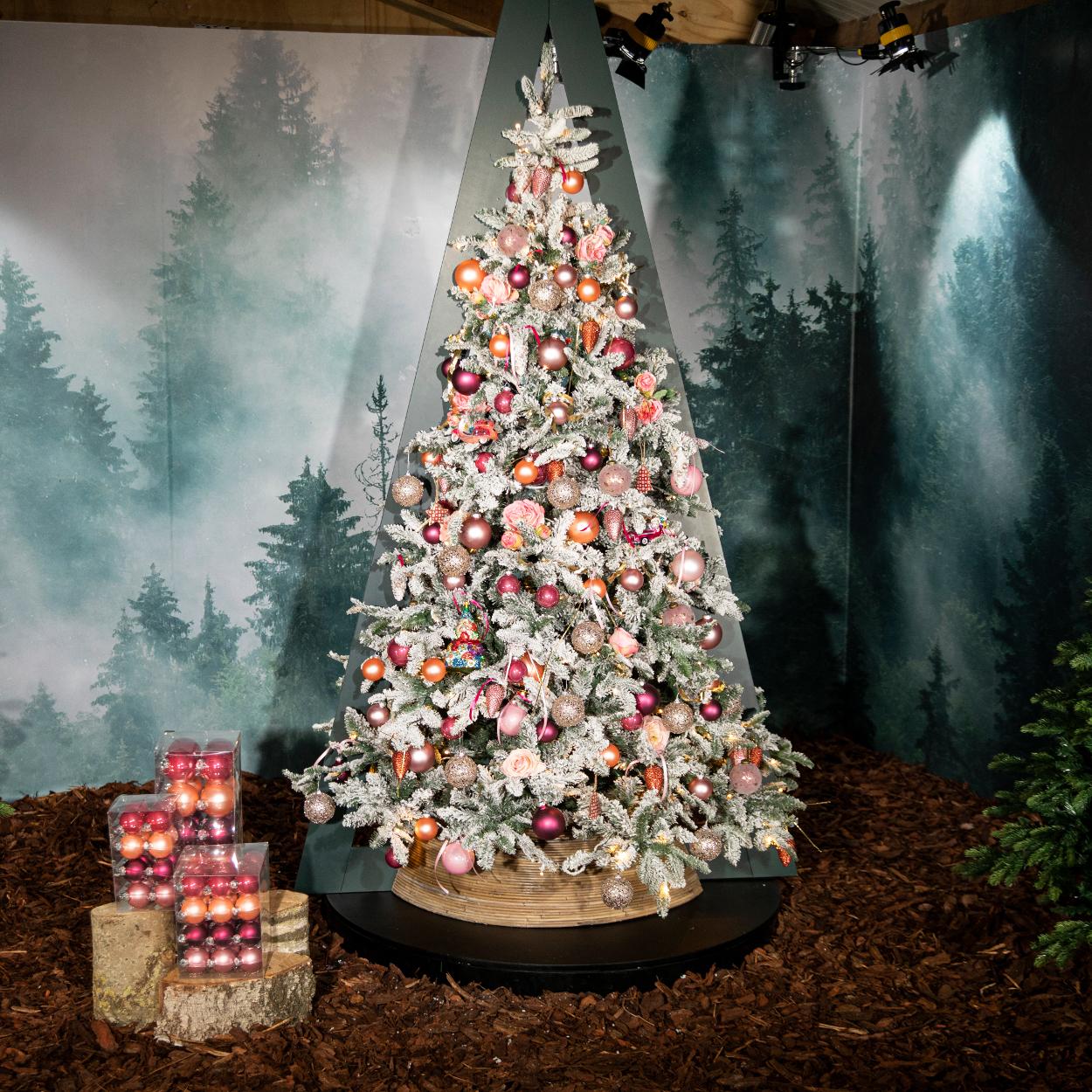 Excellent Trees® LED Otta Witte Kerstboom met Sneeuw en Verlichting 210 cm - Premium kunstkerstboom ⌀130cm - ↕210cm